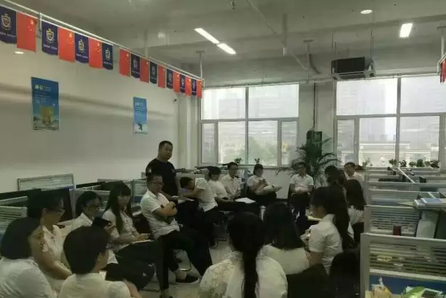 家人們開展學(xué)習(xí)探討活動。  家人們開展學(xué)習(xí)探討活動。