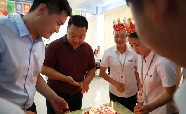 集團領(lǐng)導為壽星們點(diǎn)燃生日蠟燭